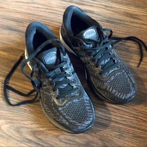 Like new! Women’s Asics GEL Kayano 27, size 7.5